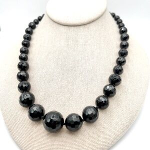 BLACK STATEMENT GLASS NECKLACE